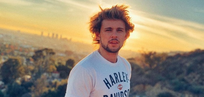 Selfie de Joaquín Méndez con dos amigas desató ola de infundadas críticas: él enfrentó la mala onda