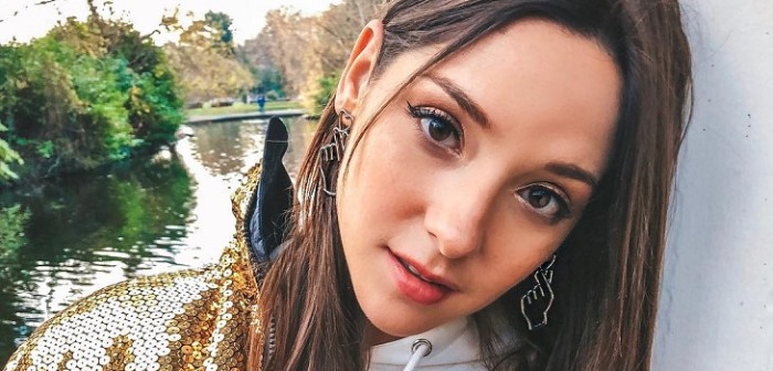 Animal print y brillantes: Kel Calderón 'enchuló' su bota ortopédica para nueva aventura en Rapa Nui