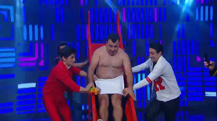 No salió como esperaba: nuevo desafío de Kurt Carrera en MCC con una toalla otra vez lo dejó desnudo