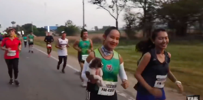 Maratonista de buen corazón rescató a un cachorro y corrió con él en los brazos por 30 kilómetros