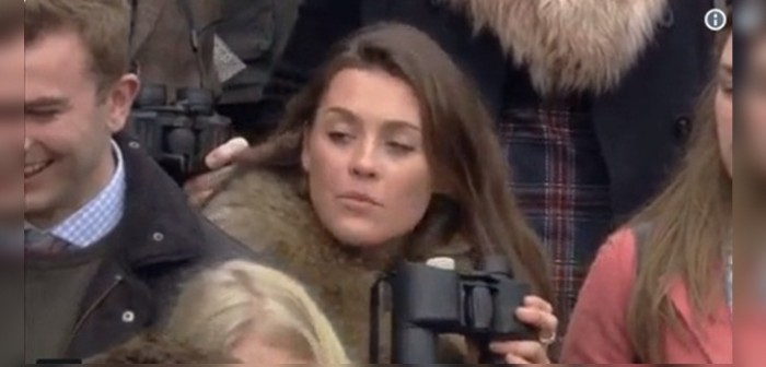 Captan divertido 'truco' de joven para beber en hipódromo: usó petaca con forma de binoculares