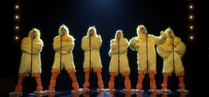 Backstreet Boys se disfrazan de pollos y cantan 'Everybody' en un idioma que nadie podría entender