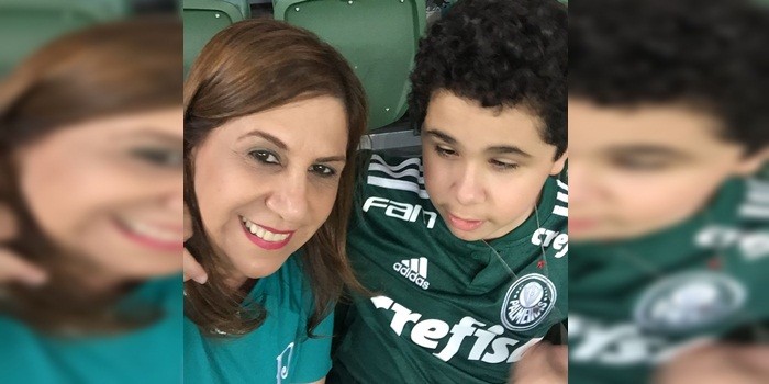 Madre brasileña relata partidos de fútbol a su hijo ciego: historia se hizo viral y hoy son famosos