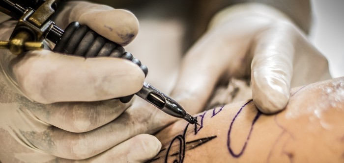 ¿Te gustan los tatuajes pero no estás convencido? Quizá los de tinta blanca sean una opción