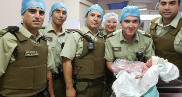 Usaron sus camisas como sábanas: carabineros asisten parto de mujer en situación de calle