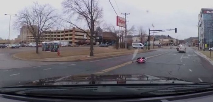 Niño de dos años sale 'volando' de un auto en una curva y su madre ni se enteró: siguió conduciendo