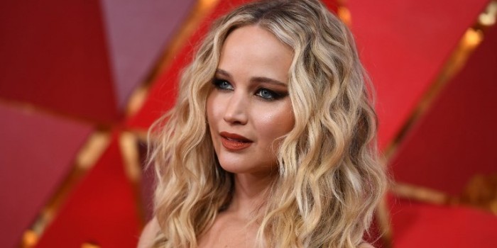 A menos de un año de relación: actriz Jennifer Lawrence se comprometió con destacado galerista