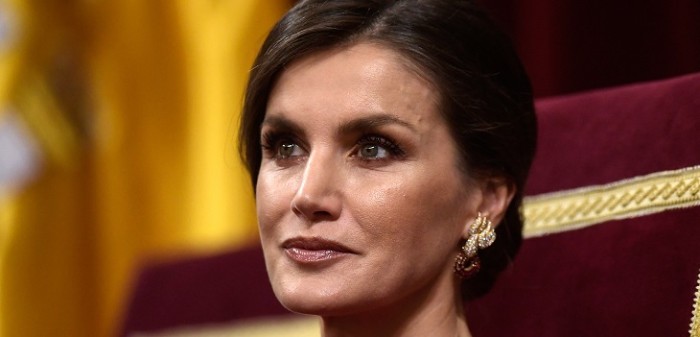 La capa de la reina Letizia de la que todos están hablando:  fue un regalo del rey Mohamed VI