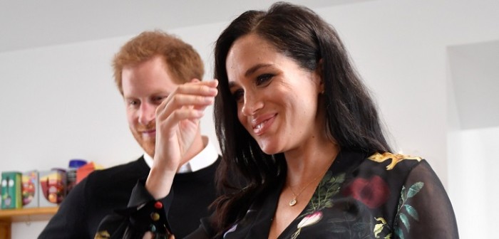 Meghan Markle levantó polémica por escribir mensajes motivadores a trabajadoras sexuales en plátanos