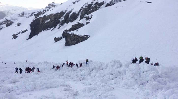 Esquiador graba su angustiante escape de avalancha en Suiza: habría al menos 10 desaparecidos