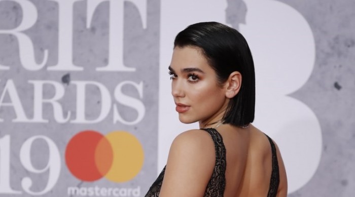 Dua Lipa se la jugó con arriesgado look y causó furor en los BRIT Awards: lució escotado vestido