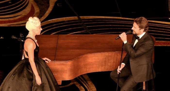 Lady Gaga y Bradley Cooper fueron ovacionados en los Óscar por íntima y potente presentación en vivo