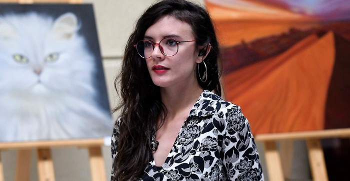 Como nunca la has visto: capturan movido baile de Camila Vallejo para videoclip de Moral Distraída