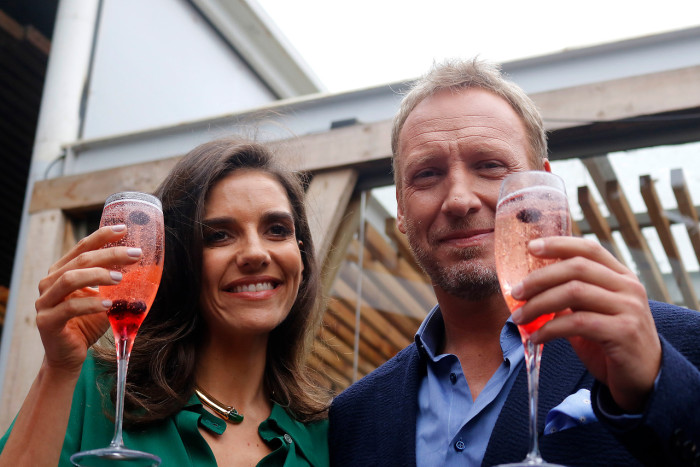 María Luisa Godoy y Martín Cárcamo cerraron la Gala de Viña con sobrios y combinados looks