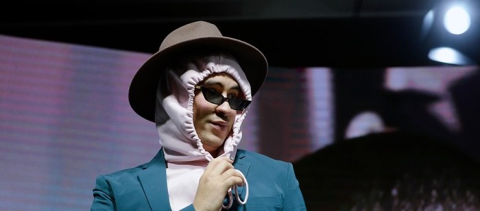 El extravagante look con el que Bad Bunny apareció en la conferencia antes de su show en Viña