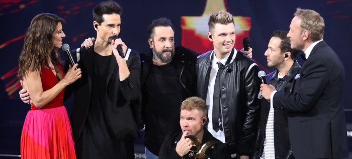 Tuiteros fueron lapidarios con el inglés de Martín Cárcamo y María Luis Godoy ante Backstreet Boys