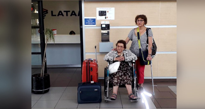 Latam perdió silla de ruedas de mujer de 87 años con discapacidad: pide indemnización tras viaje