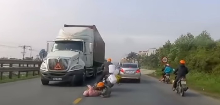 Registran impactante momento en que madre rescata a su hijo de ser aplastado por un camión