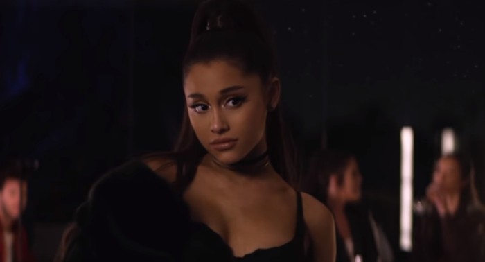 Más osada que nunca: Ariana Grande “jugó” con su sexualidad en videoclip junto a actor de Riverdale