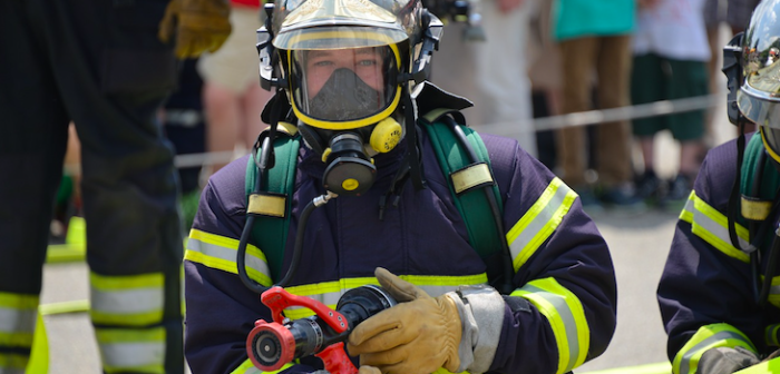 Bomberos destruyen automóvil tras estacionarse frente a un grifo: no podían usar la manguera