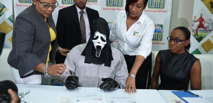 No quiso que nadie supiera que se ganó la lotería y llegó a cobrar el premio con máscara de Scream