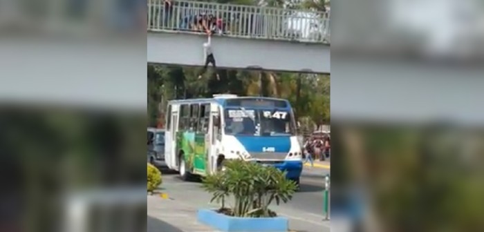 La jugada maniobra de chofer de micro que evitó muerte de mujer que se lanzó desde un puente