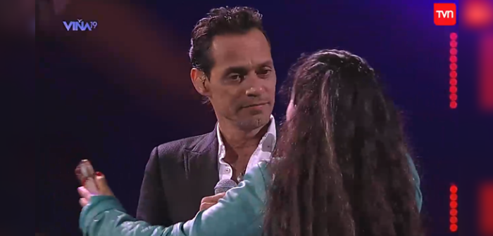 Fanática burló seguridad y se subió al escenario para sacarse 