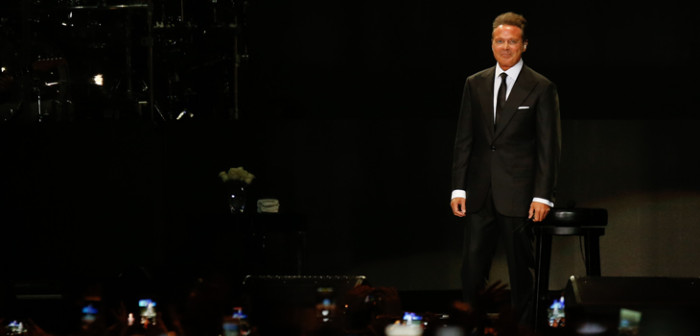 Desde rosas blancas hasta velas: las particulares exigencias de Luis Miguel en su paso por Chile