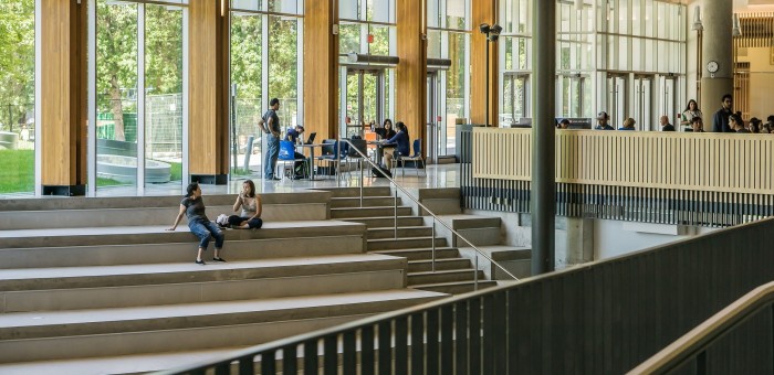 ¿Amor o exageración? Madre se paseó por universidad con foto de su hijo para conseguirle una cita