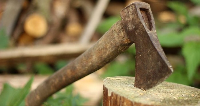 Hombre encerró a ancianos y atacó a carabineros con un hacha: terminó con una bala en la pierna