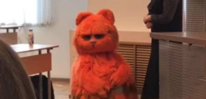 Original método: estudiante ruso se disfrazó de Garfield y logró aprobar 'de por vida'