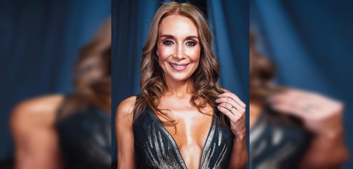 Vestido metálico y con pronunciado escote de Karen Doggenweiler en Talca 2019 encantó a televidentes