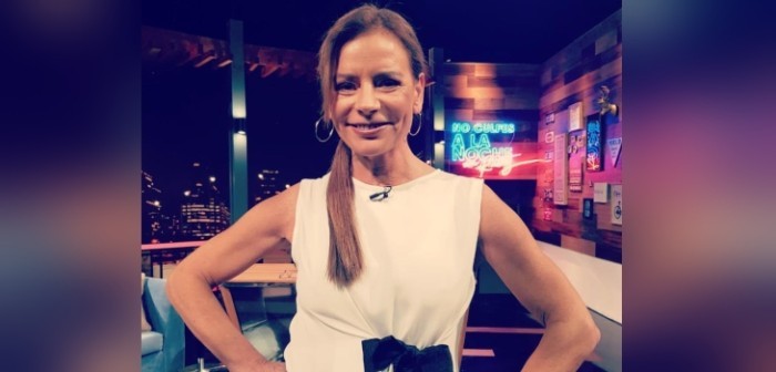 Kathy Salosny apostó por la austeridad y se lució con bello vestido reciclado de la bodega de TVN