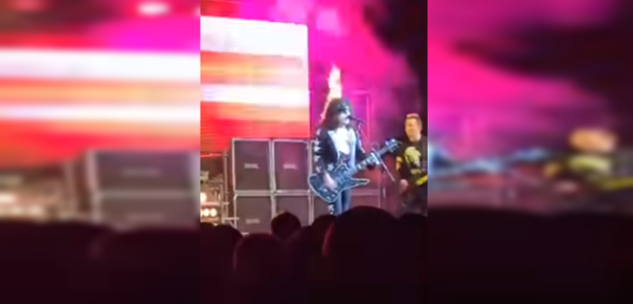 La notable (y arriesgada) reacción de guitarrista al que se le quemó el pelo en vivo: siguió tocando