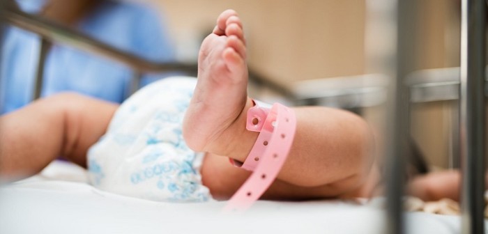 Conmoción en Argentina: adolescente cortó el cuello de su bebé con una tijera a minutos de dar a luz