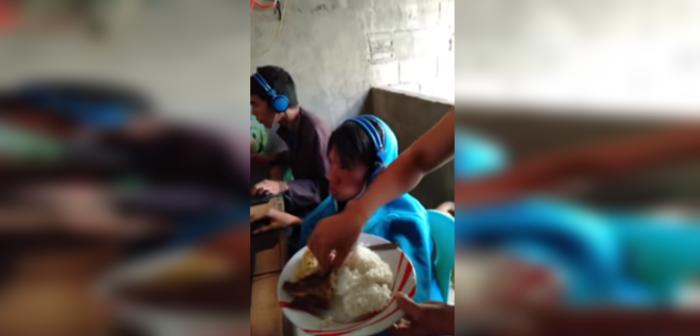 ¿Un exceso? Madre da de comer en la boca a su hijo porque no podía despegarse de un juego online