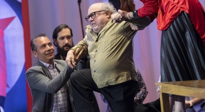 Danny DeVito sufrió estrepitosa caída durante presentación de cinta 