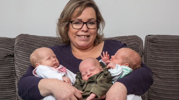 El curioso caso de una mujer que quedó embarazada dos veces en la misma semana y que tuvo tres hijos