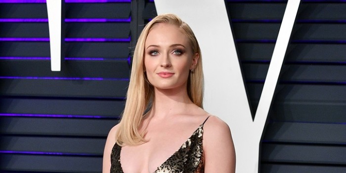 Andaba con frío: Sophie Turner saca risas al tomar vino 'al seco' en partido de hockey