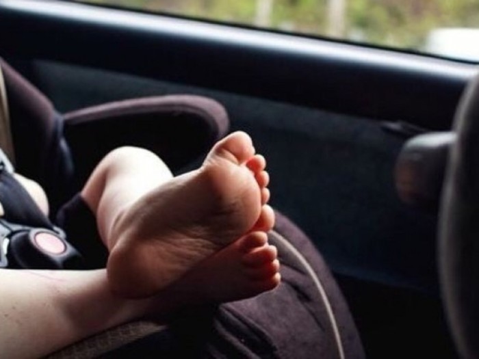 Expolicía dejó a su hija al interior de patrulla mientras tenía sexo con supervisor: murió asfixiada