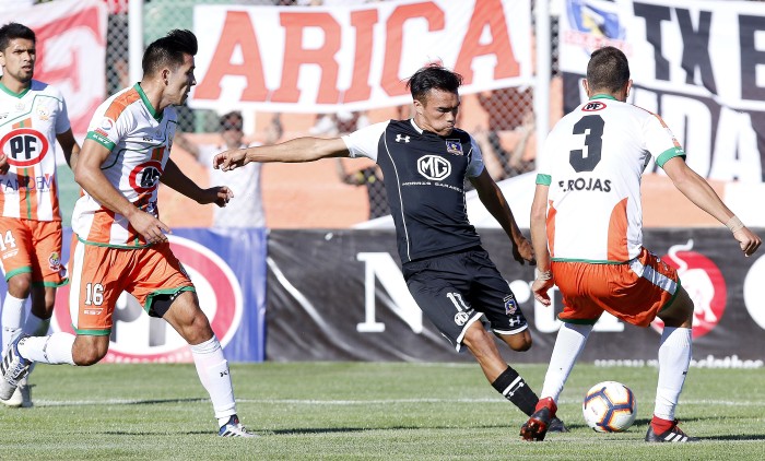 Sólo en Chile: hinchas armaron improvisada galería con un camión en partido de Cobresal y Colo Colo