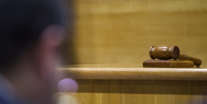 Condenan a mujer que acusó falsamente a 15 hombres de violarla: buscaba compensación económica