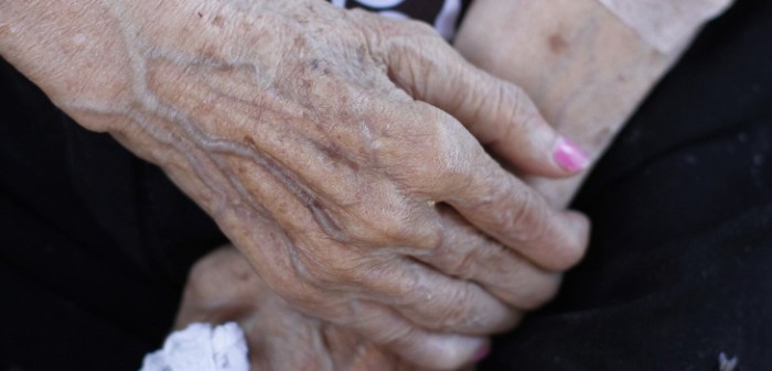 Brutal: sujeto golpeó, violó y empaló a anciana de 93 años tras entrar a robar a su vivienda