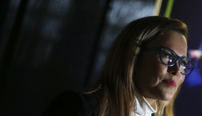 Cathy Barriga otra vez en la polémica: repartió útiles escolares con fotos de ella en las carpetas