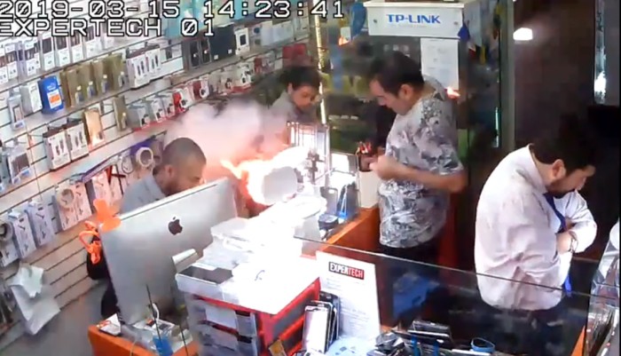 Sacó llamas: registran impactante explosión de celular luego que dueño usara batería alternativa