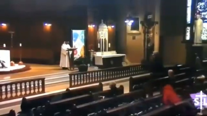 Registran impactante ataque a sacerdote en una iglesia en Canadá: fue apuñalado en plena misa