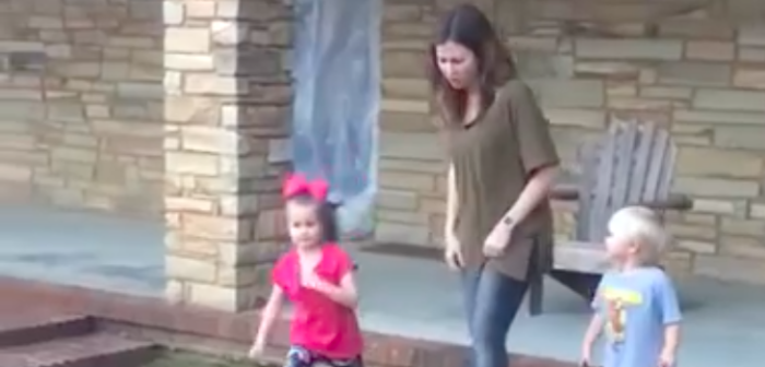 La tía del año: mujer empujó a sus sobrinos para ganar competencia y video se convirtió en viral