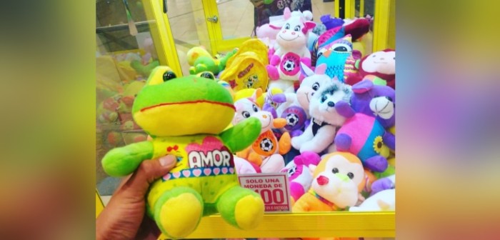 Niña sufrió quemaduras en su mano tras sufrir descarga eléctrica en máquina de peluches de Quilicura