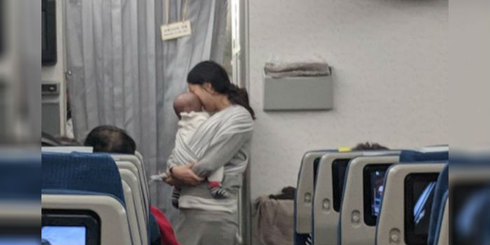 El gesto de madre con pasajeros de avión para que llanto de su bebé no les molestara: regaló tapones