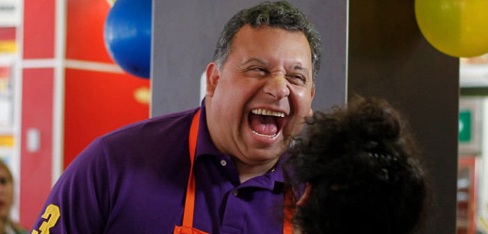 El divertido percance que vivió Willy Sabor en estreno de 'Viva la Pipol': fue mordido por perritos